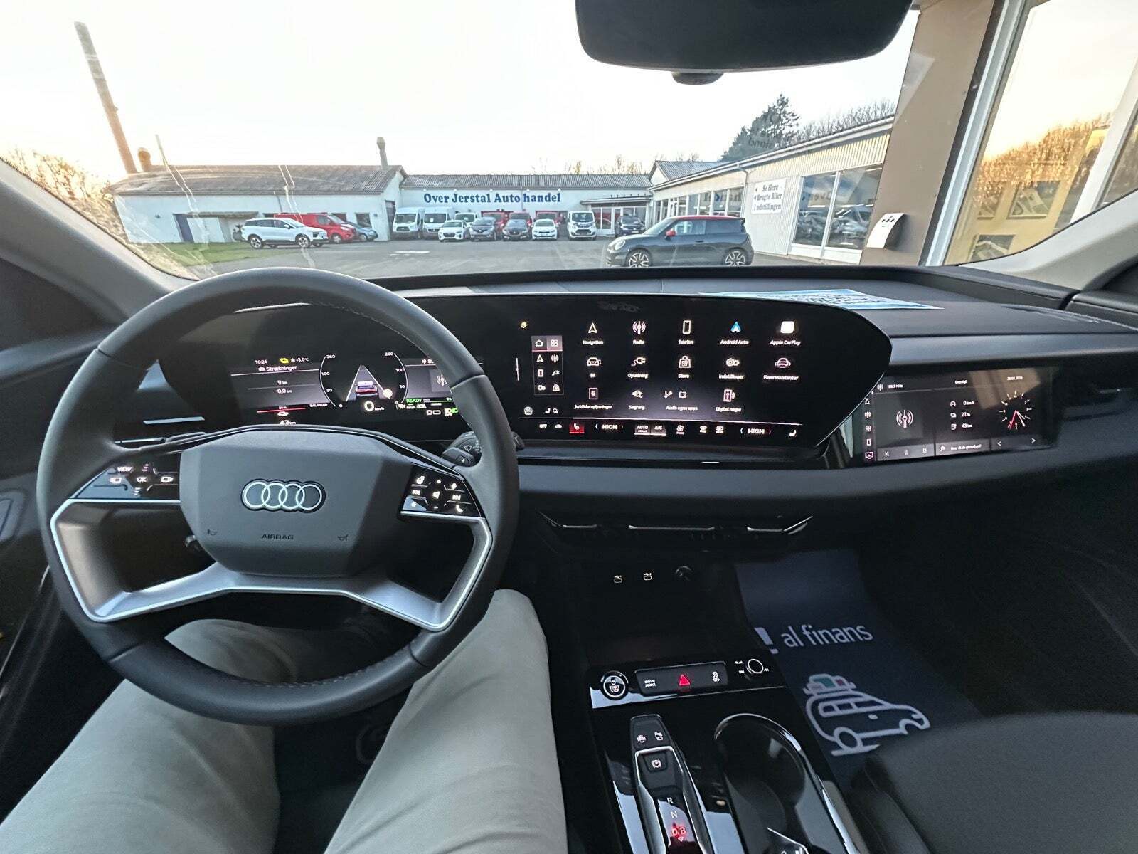 Grå Audi Q6 e-tron fra 2025