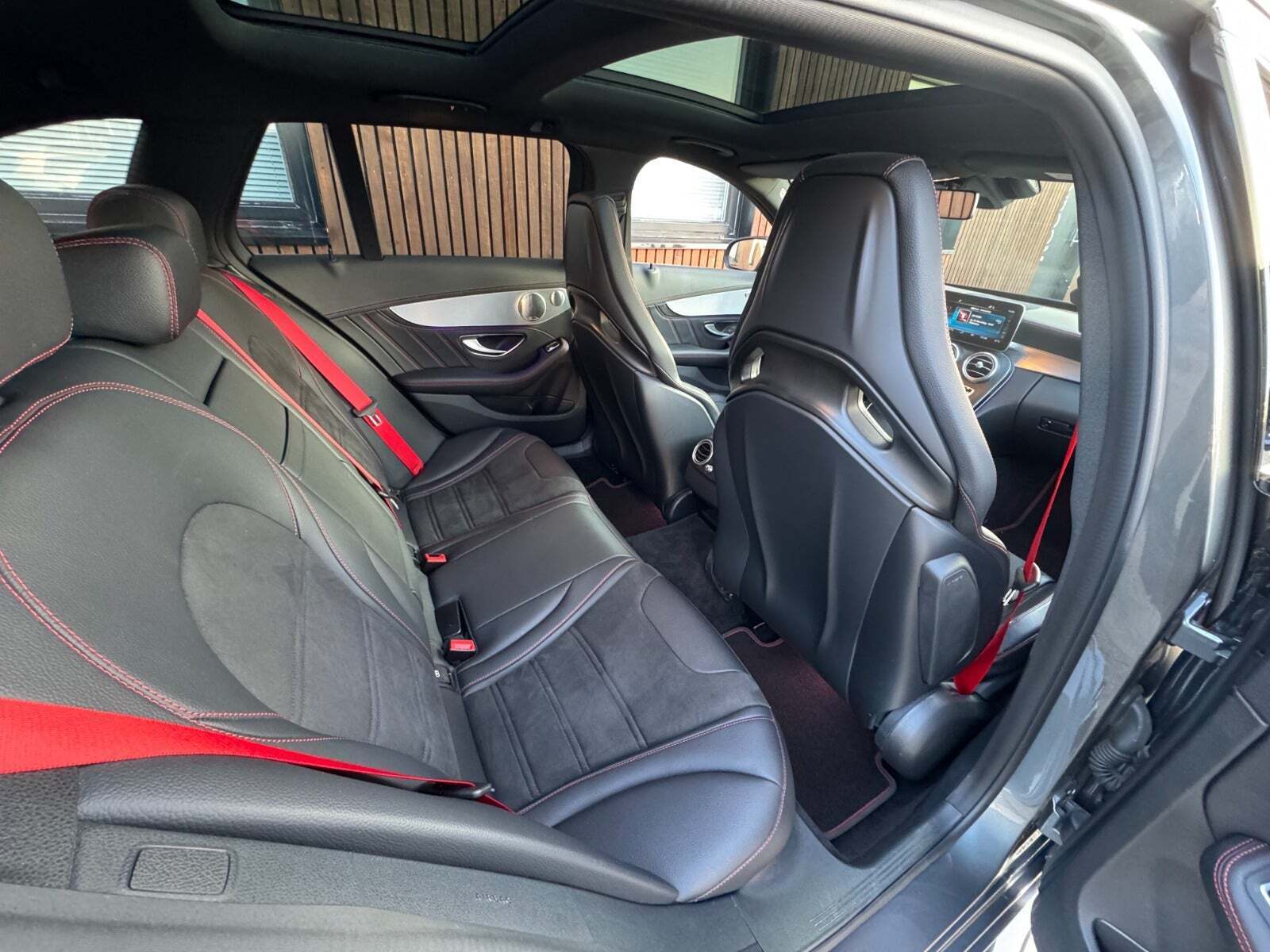 Grå Mercedes C43 fra 2019