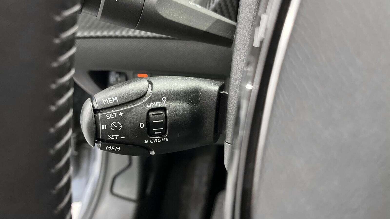 Grå Peugeot e-208 fra 2021