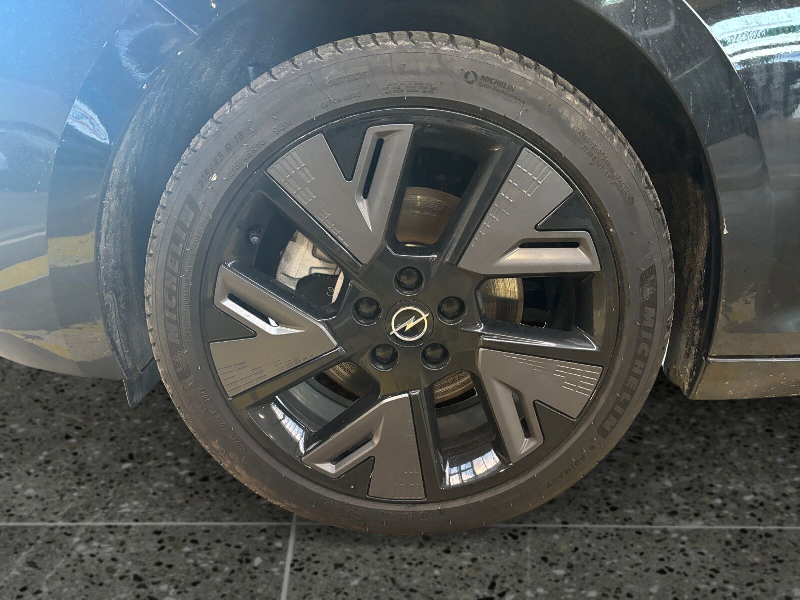 Sort Opel Astra-e fra 2024