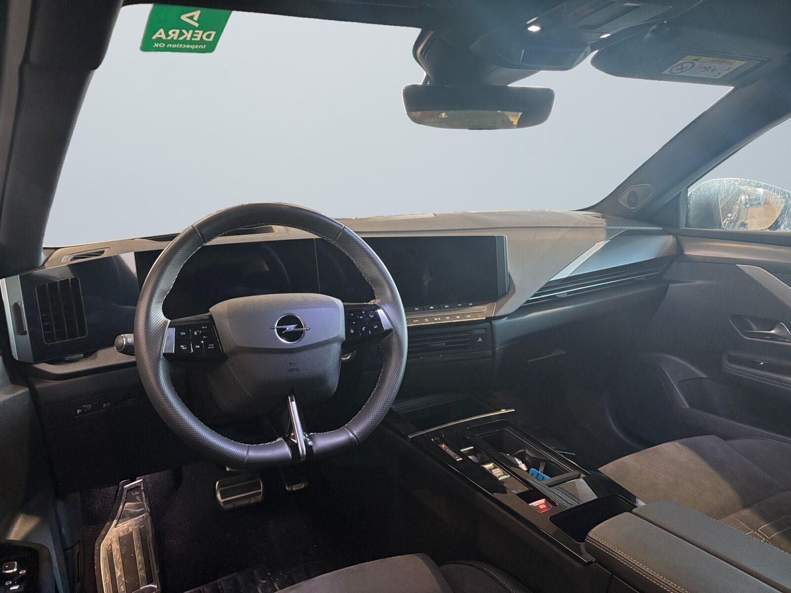 Sort Opel Astra-e fra 2024