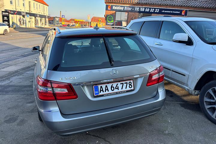 Grå Mercedes E250 d fra 2011