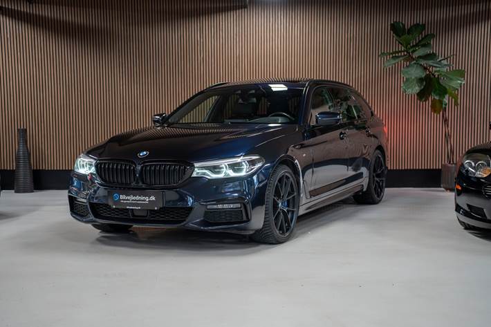 Blå BMW 540d fra 2019 set udefra