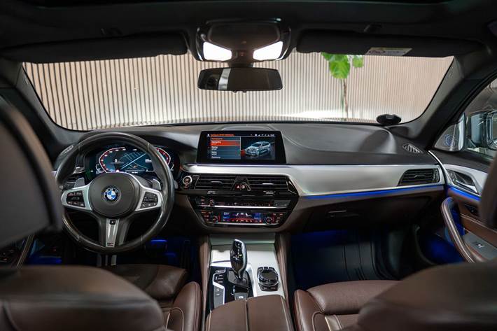 Blå BMW 540d fra 2019