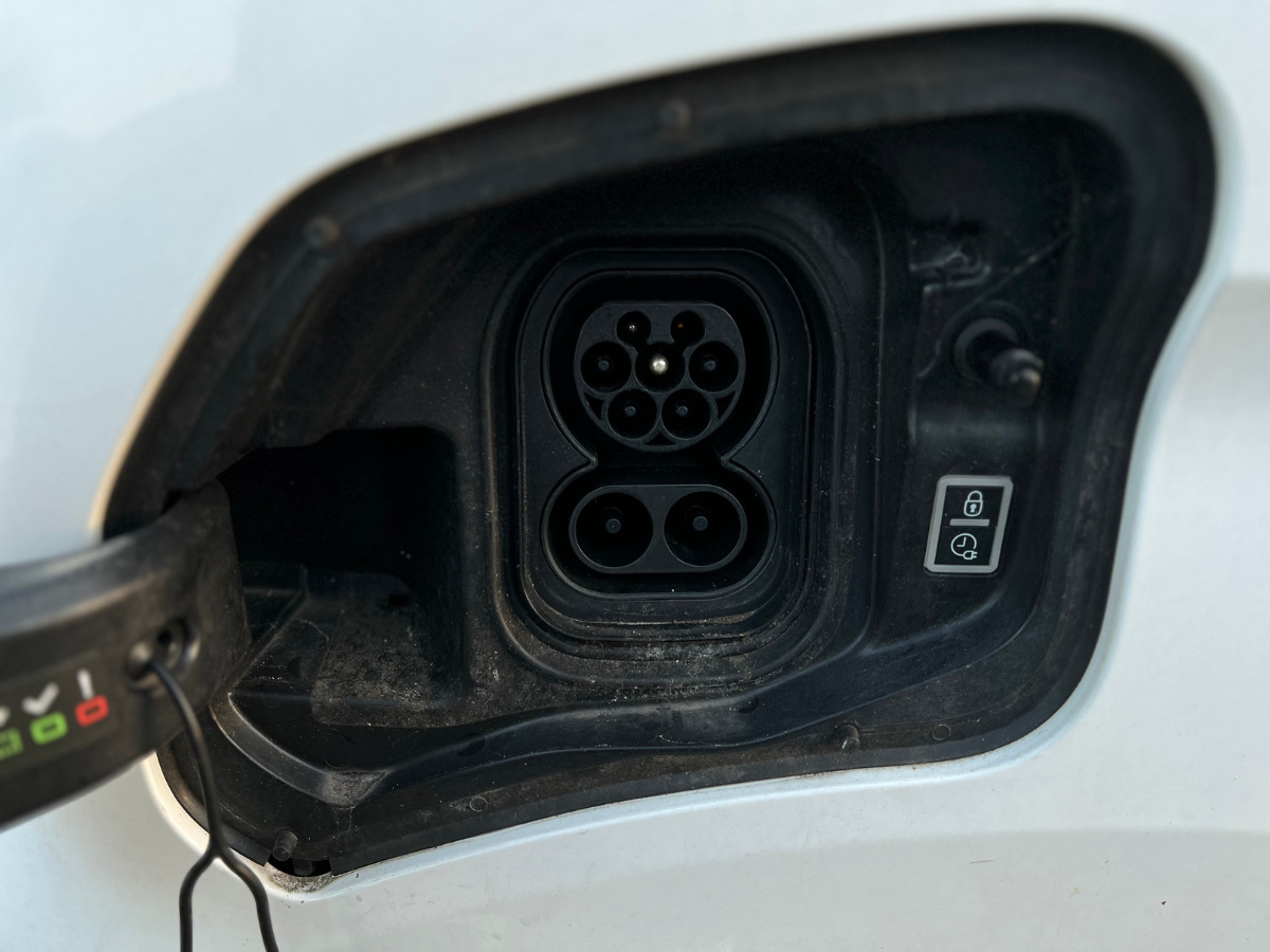 Hvid Opel Vivaro-e fra 2020