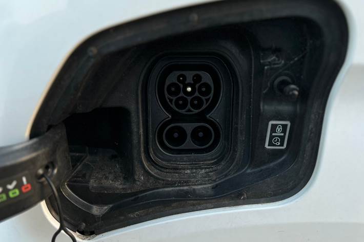 Hvid Opel Vivaro-e fra 2020