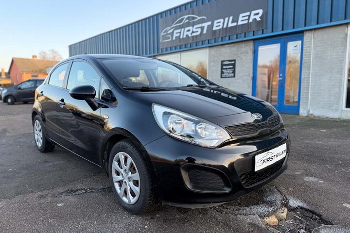 Grøn Kia Rio fra 2012 set udefra