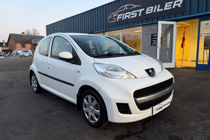 Grøn Peugeot 107 fra 2010 set udefra