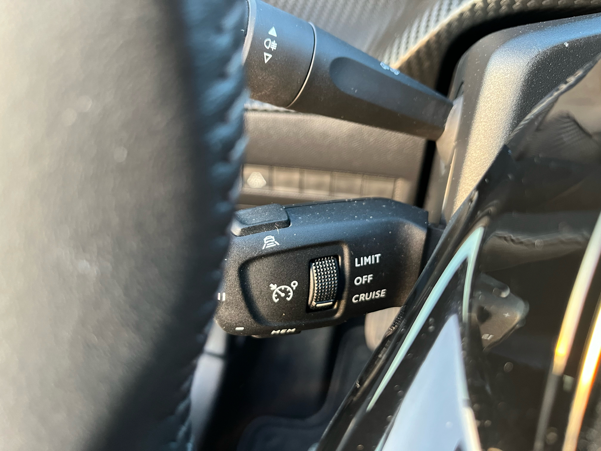 Grå Peugeot 208 fra 2022