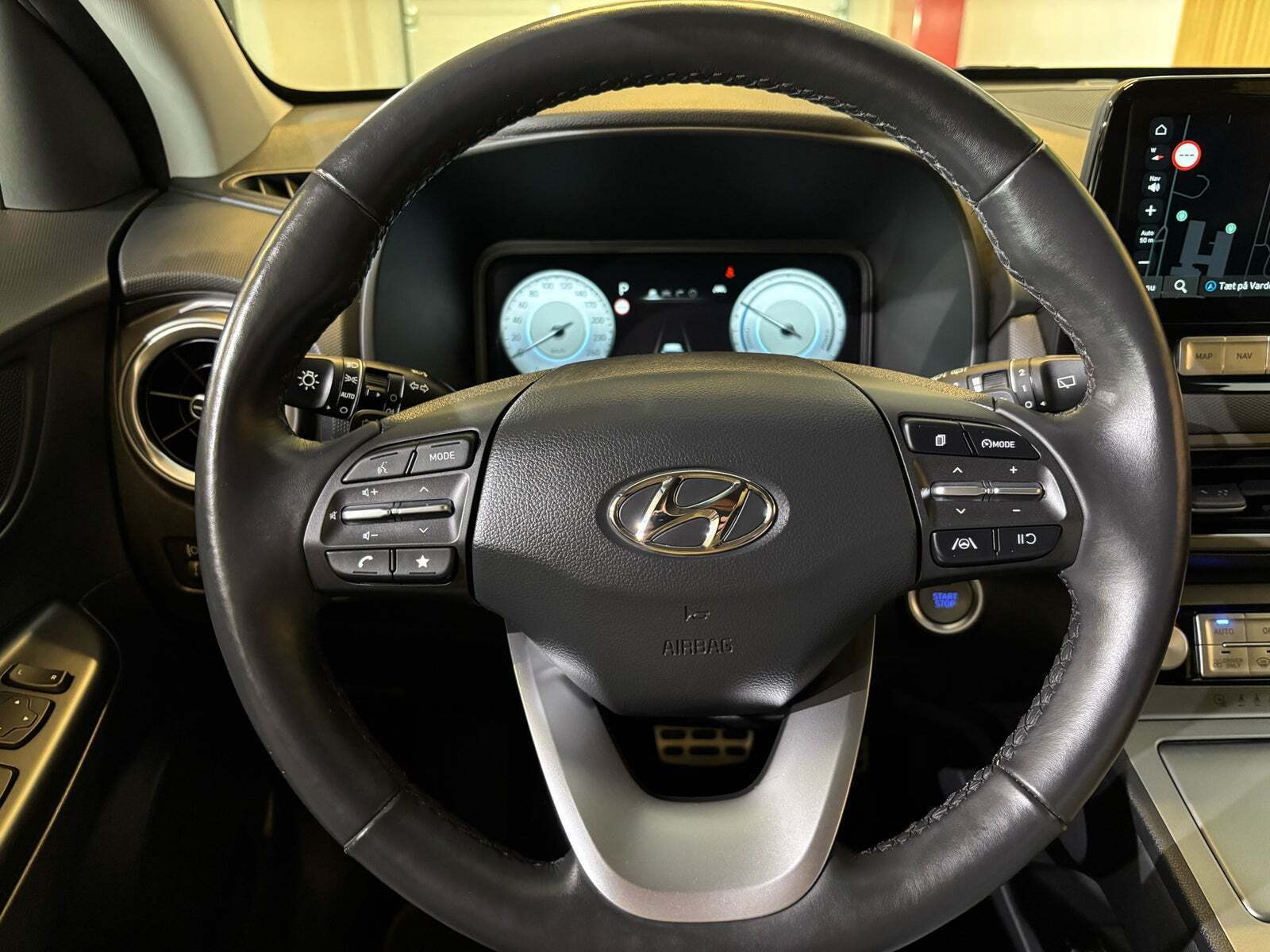 Grå Hyundai Kona fra 2022