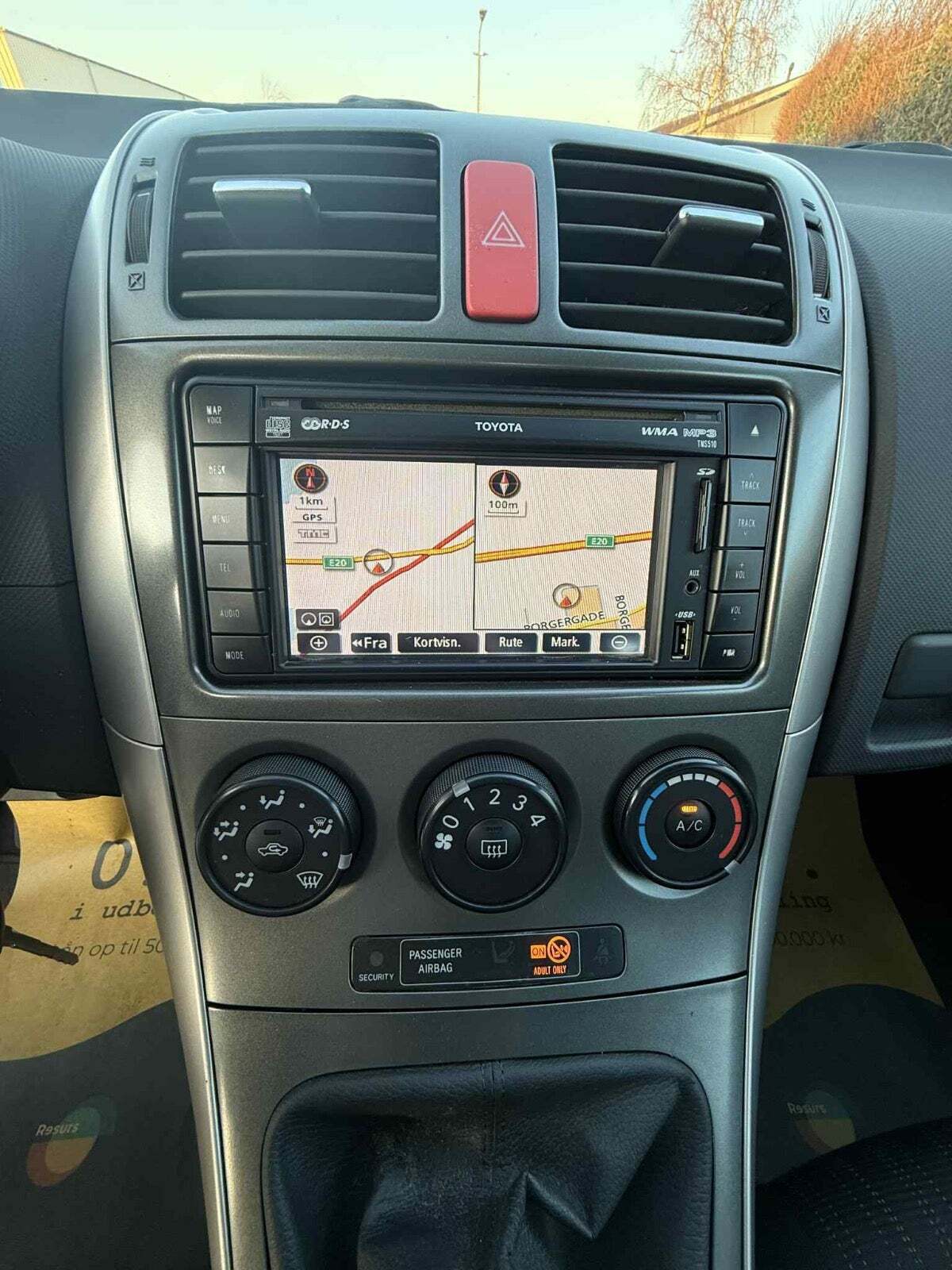 Grå Toyota Auris fra 2009