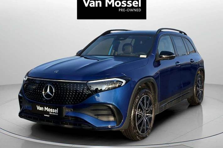Blå Mercedes EQB250+ fra 2025 set udefra