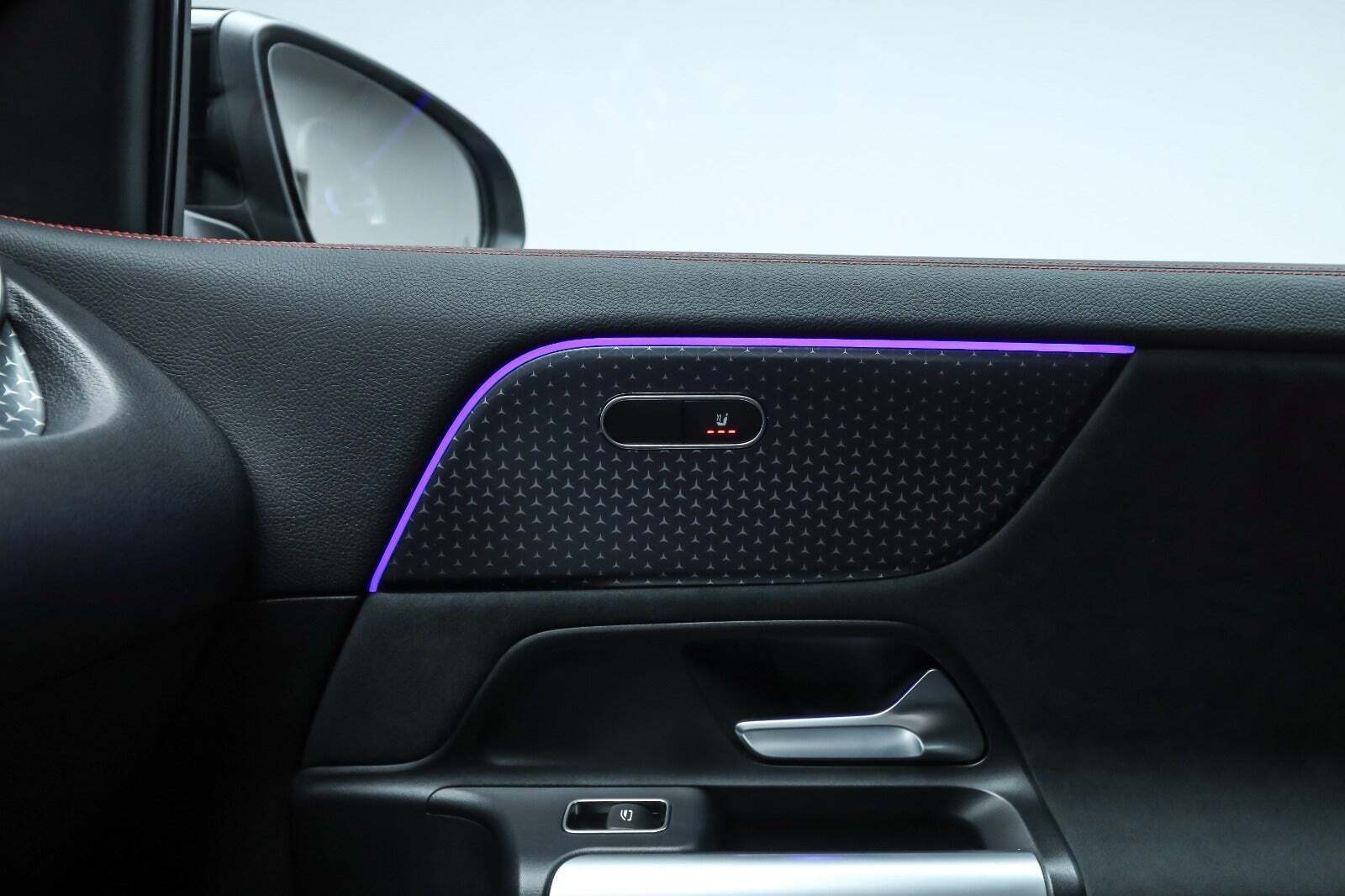 Sort Mercedes EQA350 fra 2025