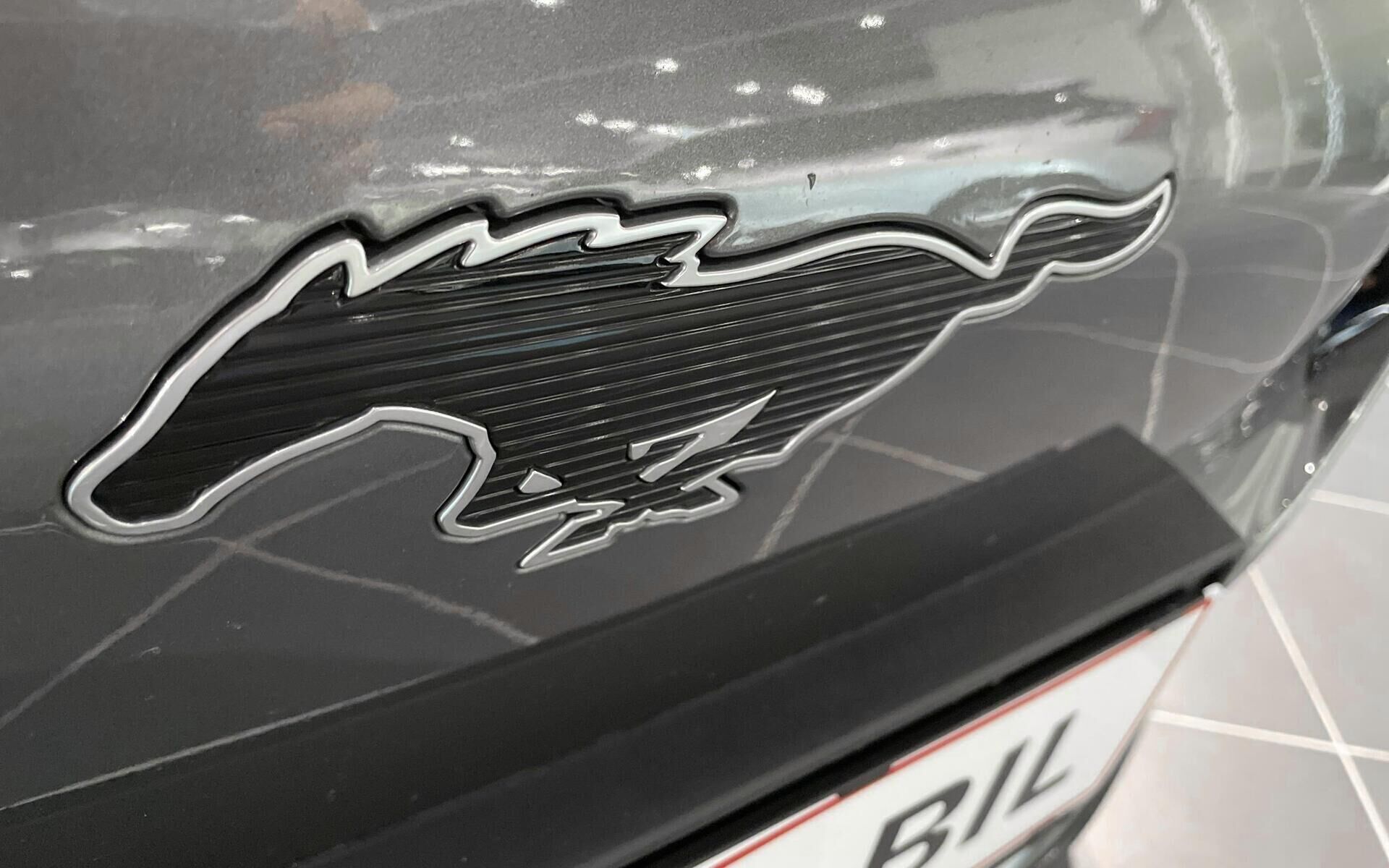 Grå Ford Mustang Mach-E fra 2023