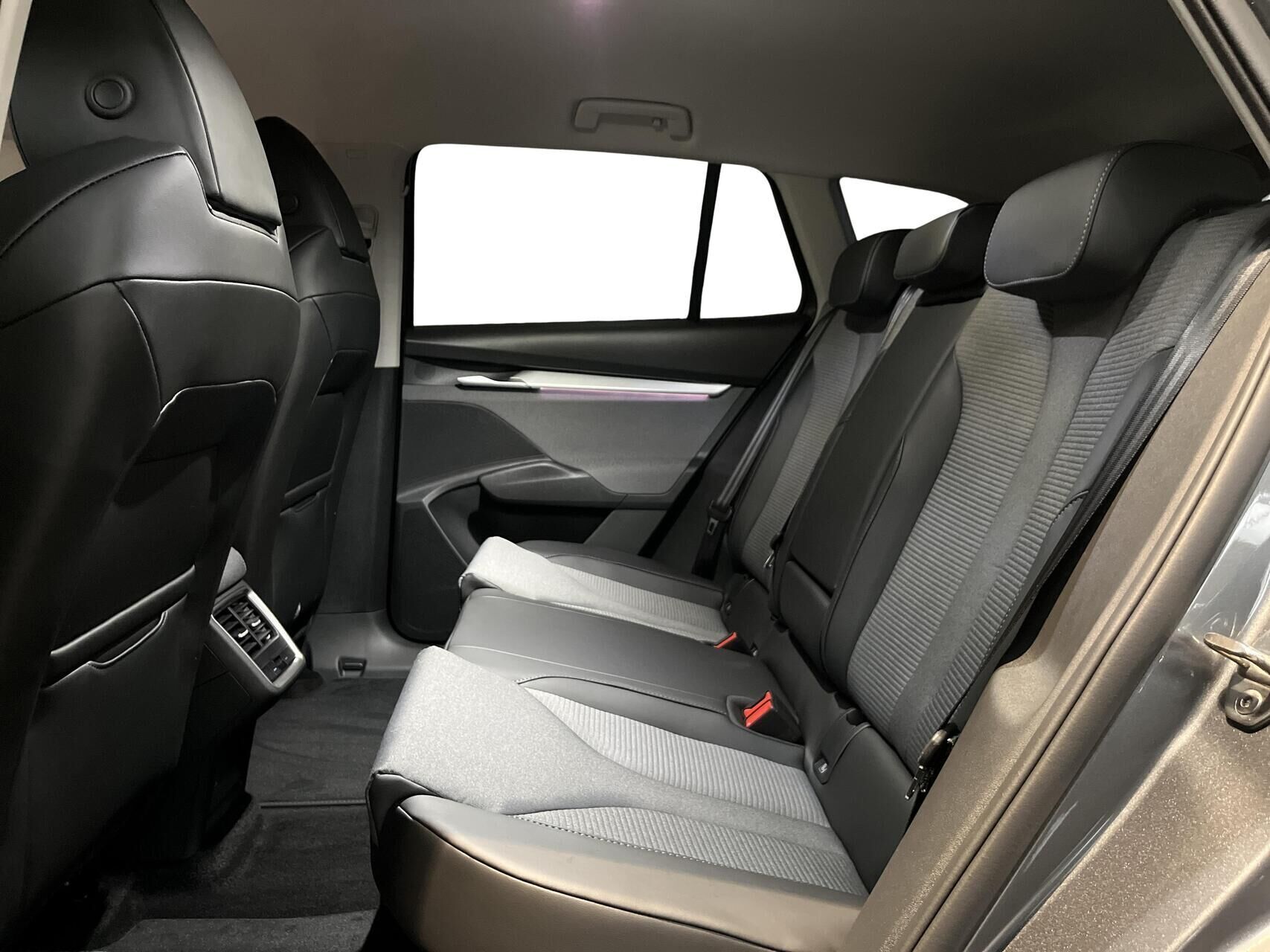 Grå Skoda Enyaq fra 2025