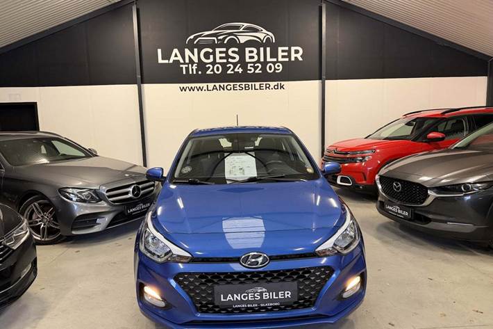 Blå Hyundai i20 fra 2019