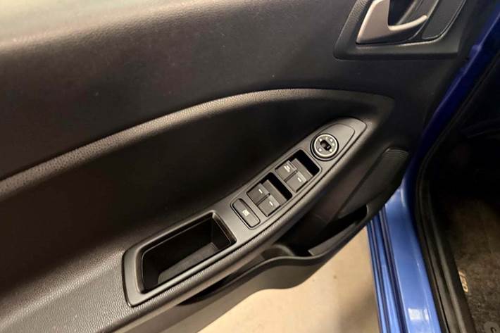 Blå Hyundai i20 fra 2019