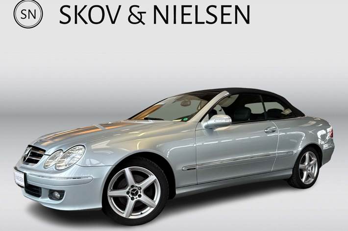 Sølv Mercedes CLK280 fra 2007 set udefra
