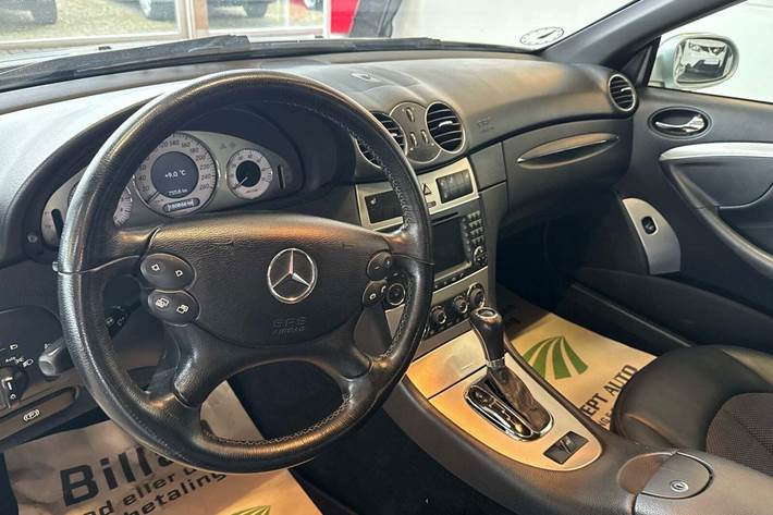 Sølv Mercedes CLK280 fra 2007 set indefra