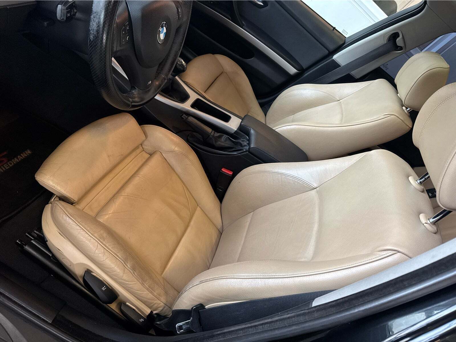 Sort BMW 325i fra 2005