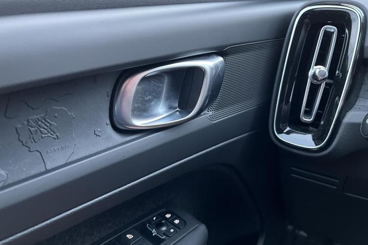 Hvid Volvo XC40 fra 2024