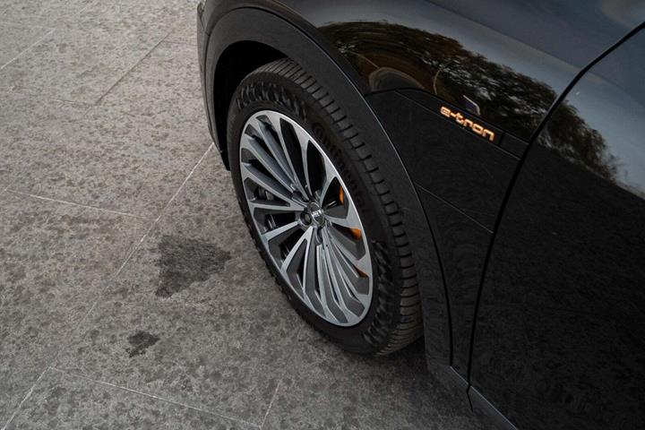 Sort Audi e-tron fra 2020