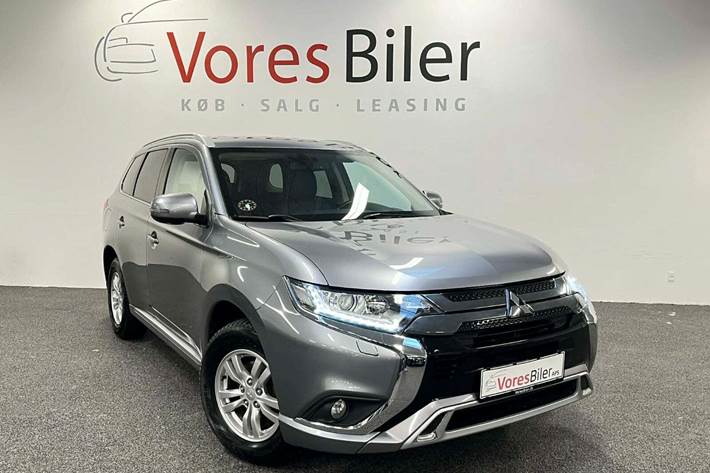 Grå Mitsubishi Outlander fra 2020 set udefra