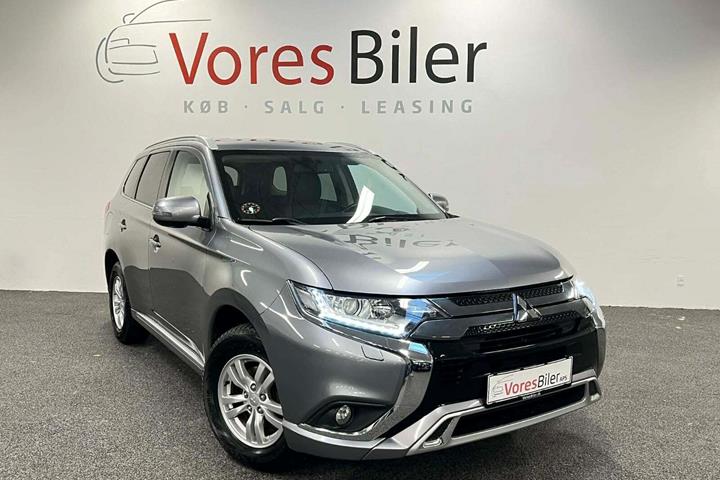 Grå Mitsubishi Outlander fra 2020 set udefra
