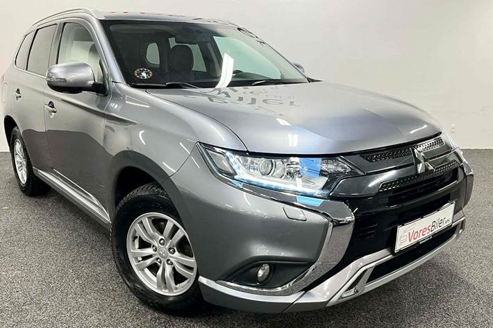 Grå Mitsubishi Outlander fra 2020