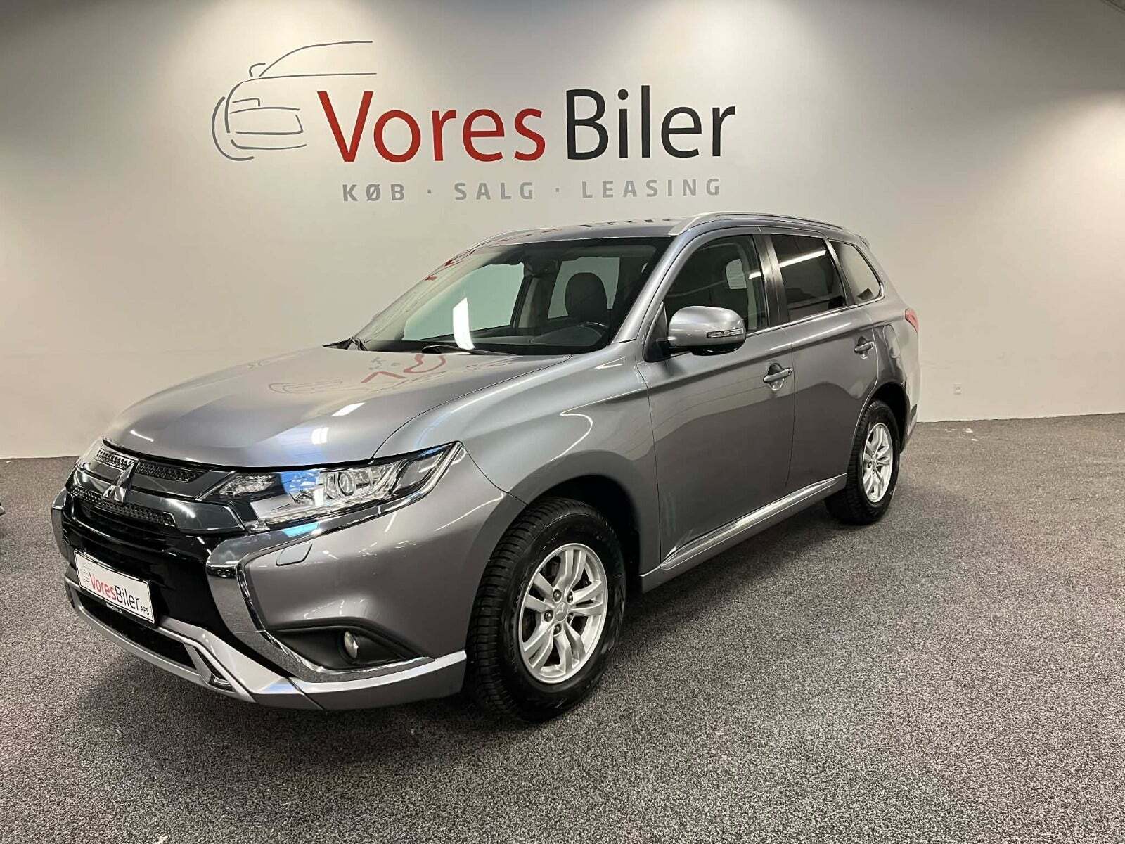 Grå Mitsubishi Outlander fra 2020