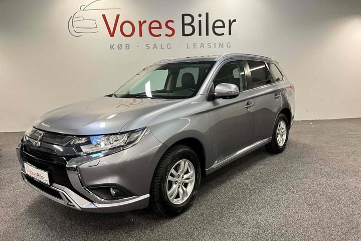 Grå Mitsubishi Outlander fra 2020