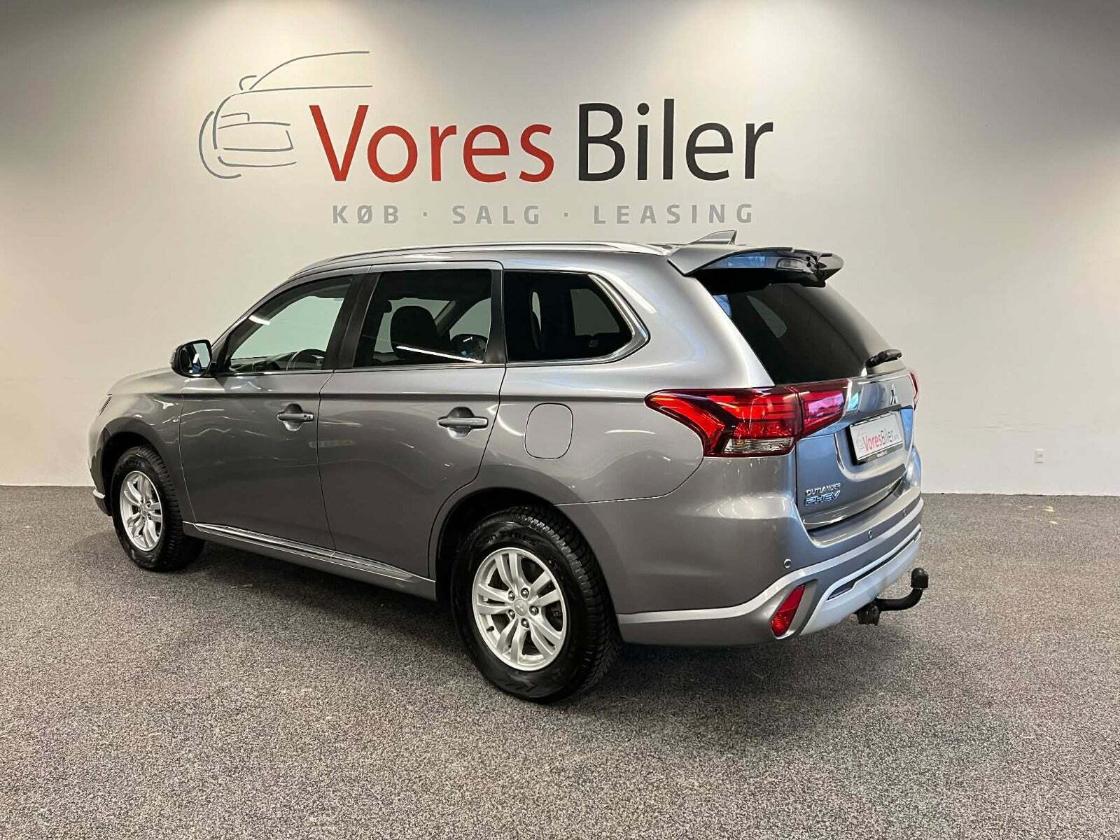 Grå Mitsubishi Outlander fra 2020