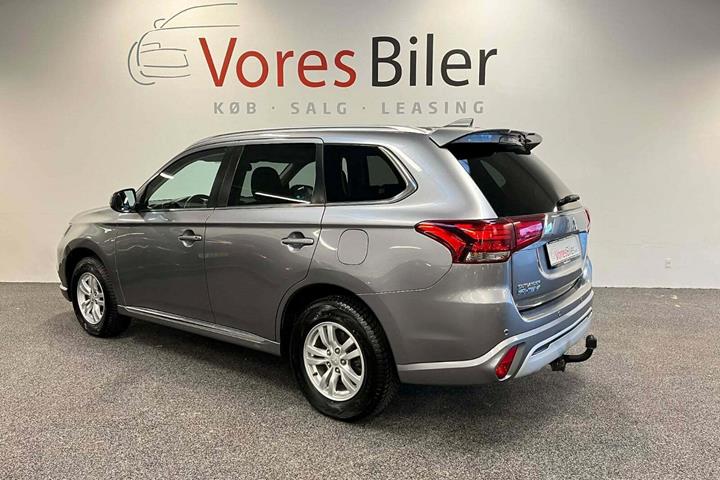 Grå Mitsubishi Outlander fra 2020