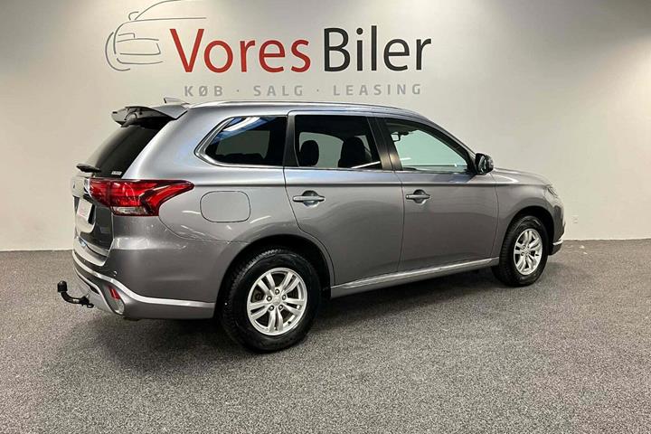 Grå Mitsubishi Outlander fra 2020