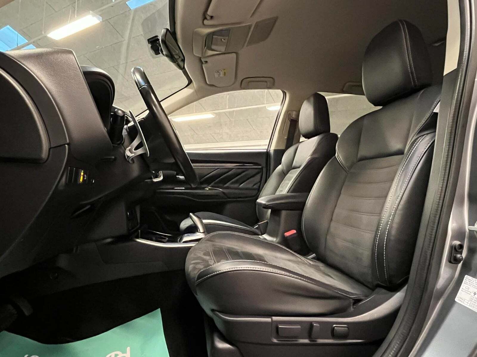 Grå Mitsubishi Outlander fra 2020