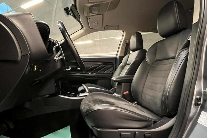Grå Mitsubishi Outlander fra 2020