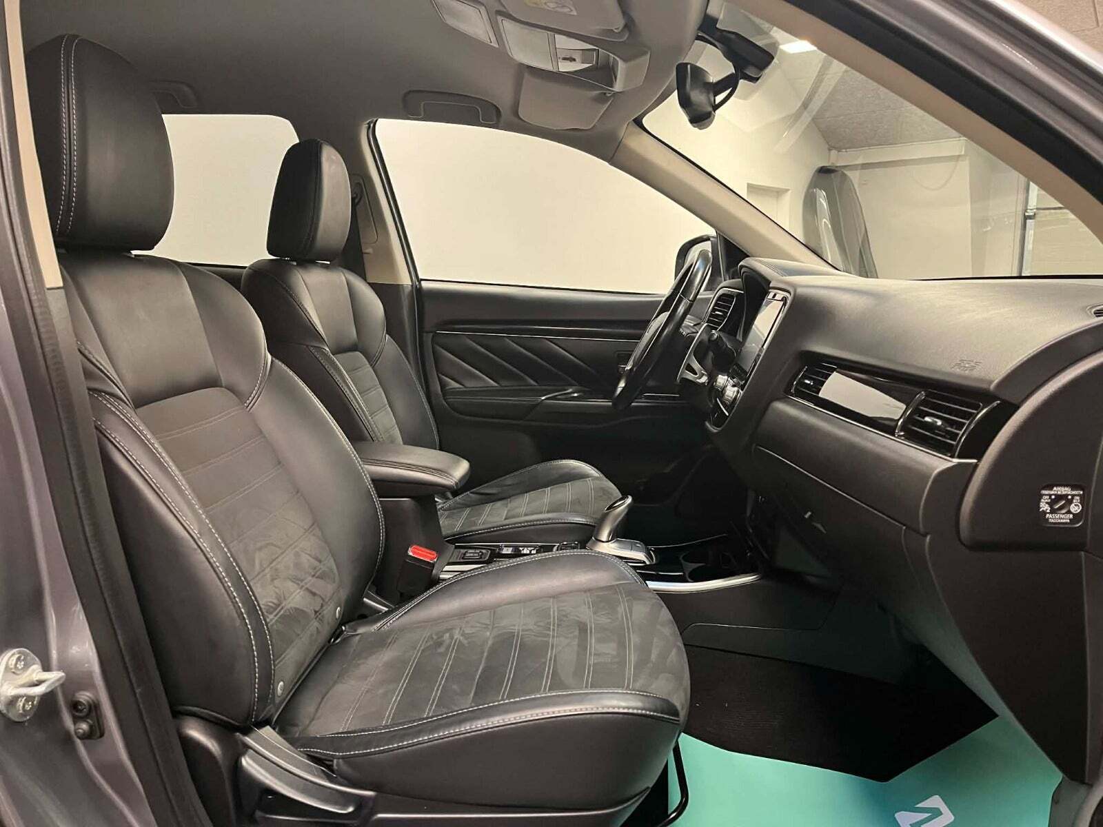 Grå Mitsubishi Outlander fra 2020