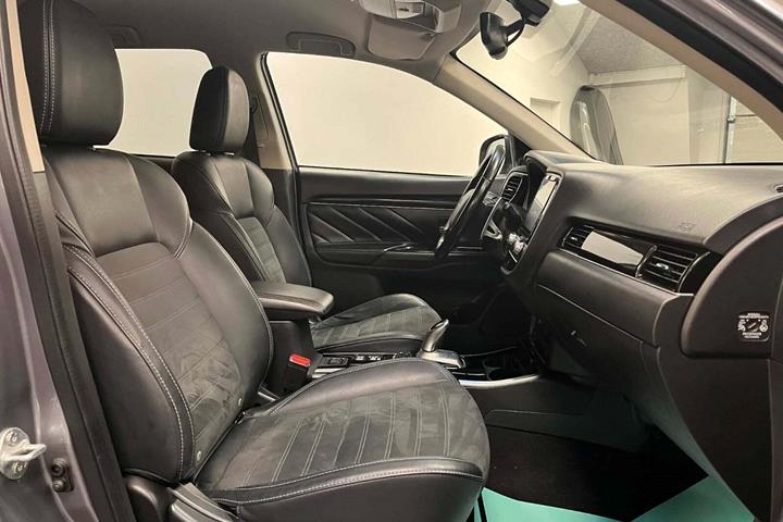 Grå Mitsubishi Outlander fra 2020