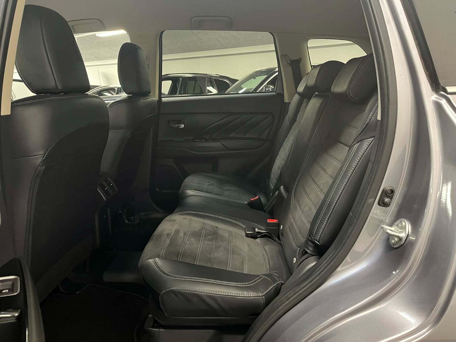 Grå Mitsubishi Outlander fra 2020