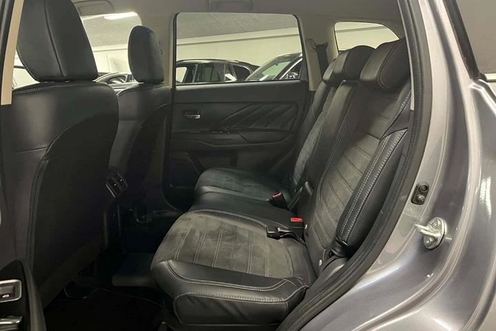 Grå Mitsubishi Outlander fra 2020