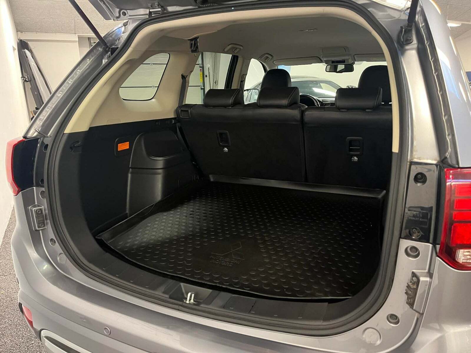 Grå Mitsubishi Outlander fra 2020