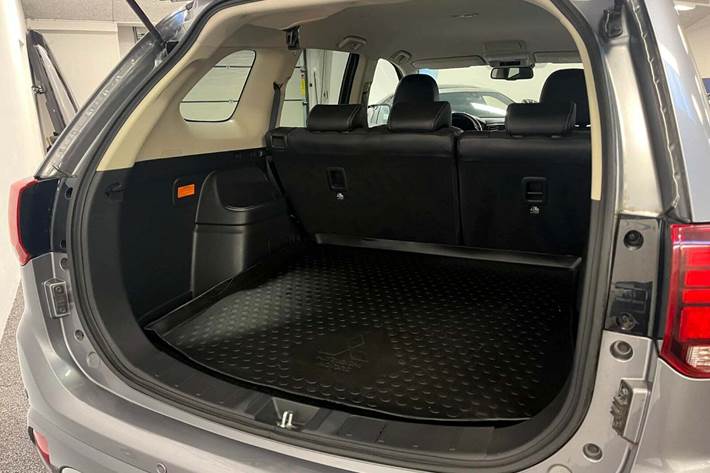 Grå Mitsubishi Outlander fra 2020