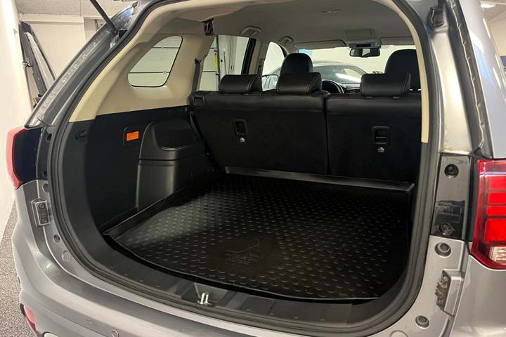 Grå Mitsubishi Outlander fra 2020