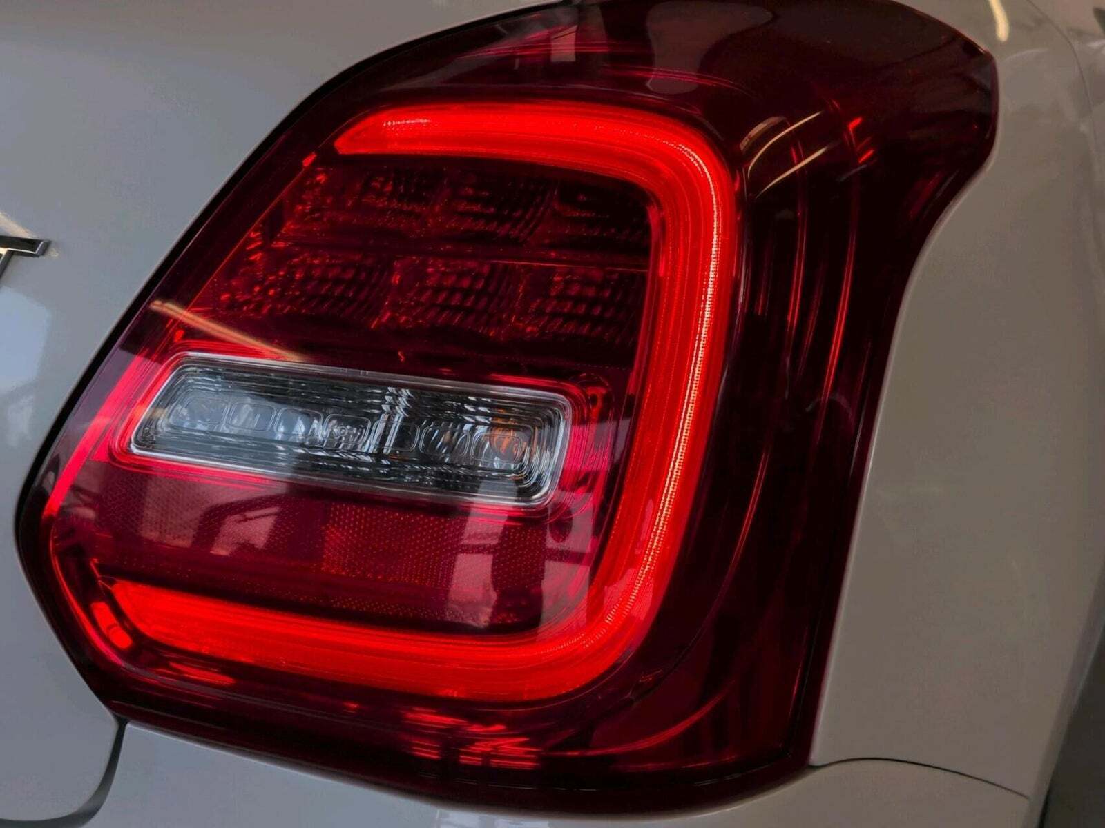 Beige Suzuki Swift fra 2021