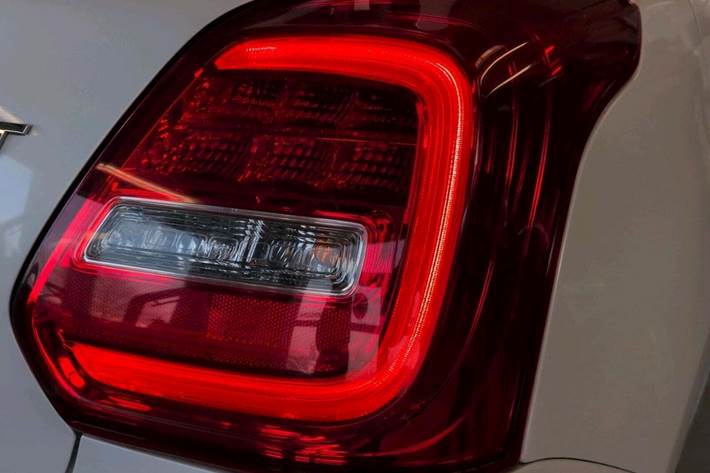 Beige Suzuki Swift fra 2021