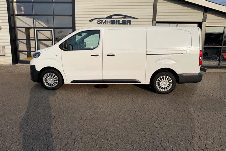 Hvid Toyota ProAce fra 2020
