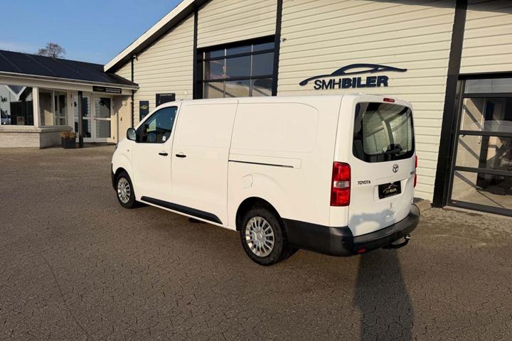 Hvid Toyota ProAce fra 2020