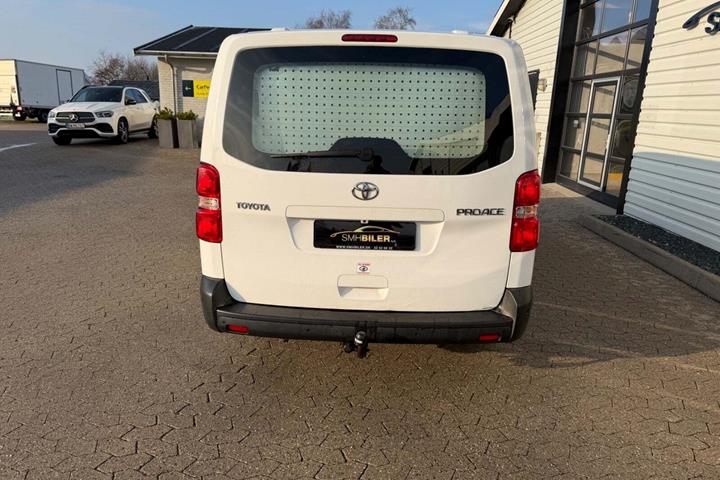 Hvid Toyota ProAce fra 2020