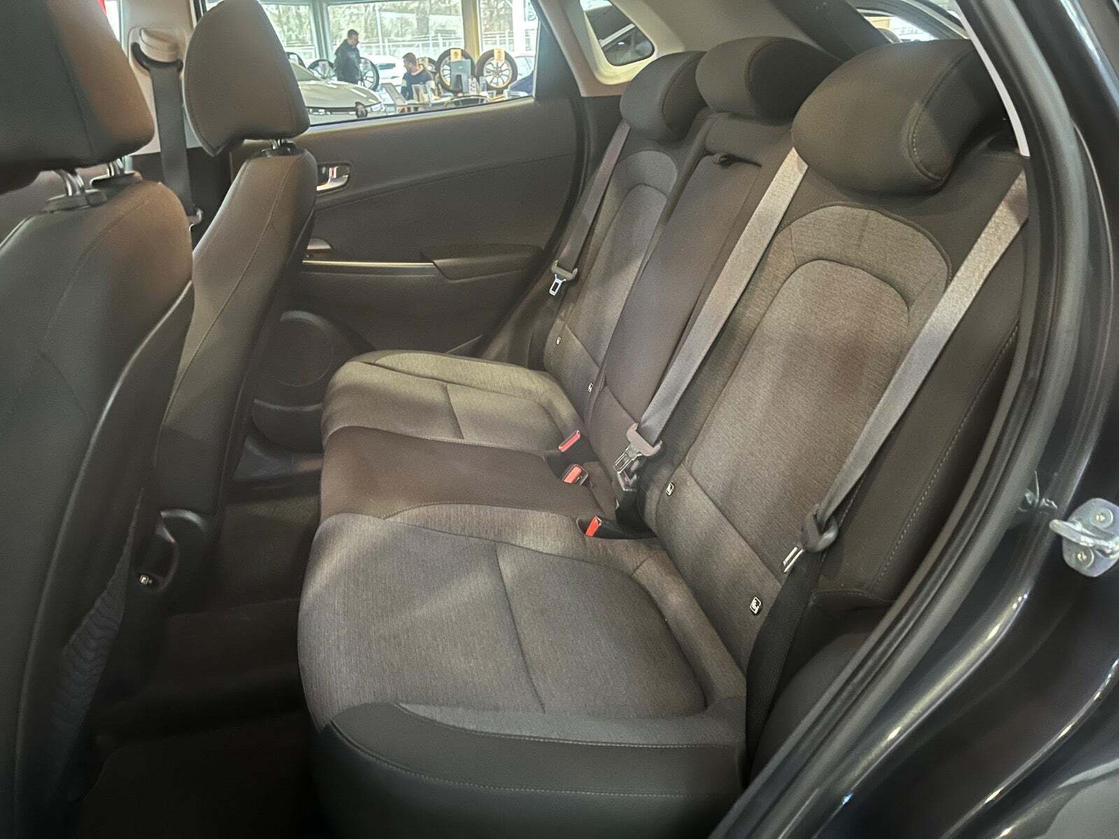 Grå Hyundai Kona fra 2021