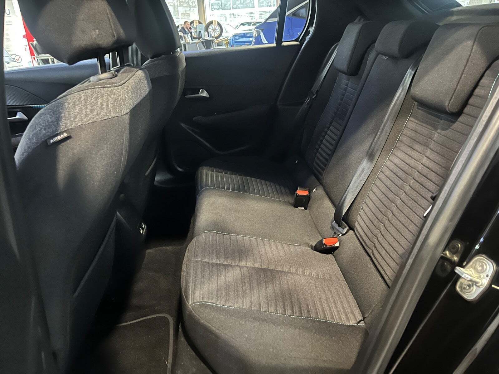 Sort Peugeot e-208 fra 2023